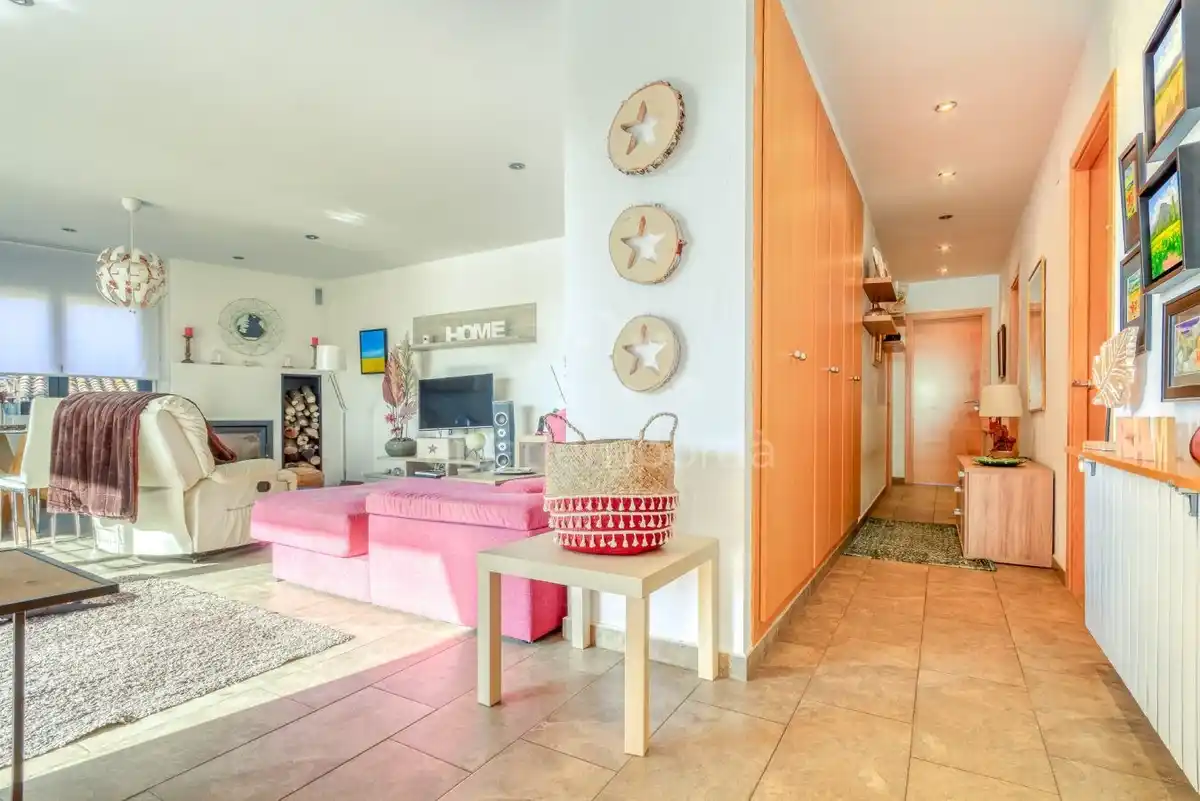 En Santa Llogaia, privacidad, luz natural, espacio al aire libre, 396 m2 útiles y 400 m2 de terreno 100% edificable.