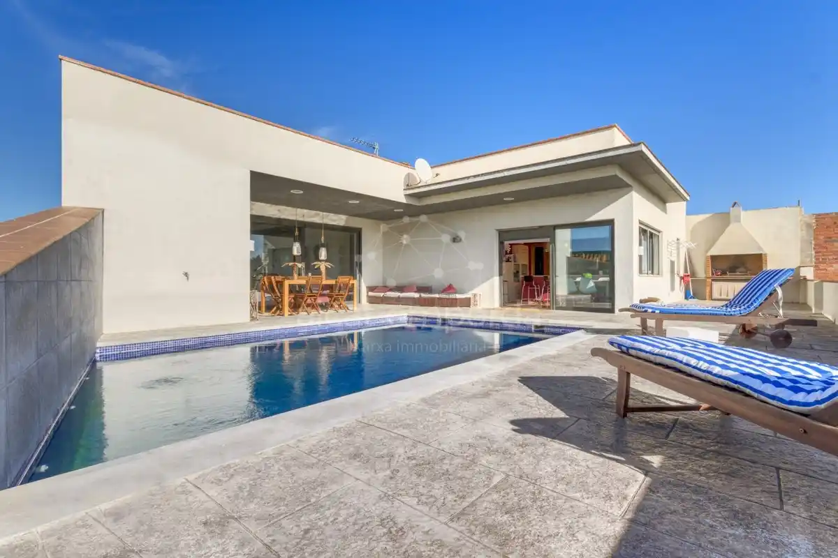 En Santa Llogaia, privacidad, luz natural, espacio al aire libre, 396 m2 útiles y 400 m2 de terreno 100% edificable.