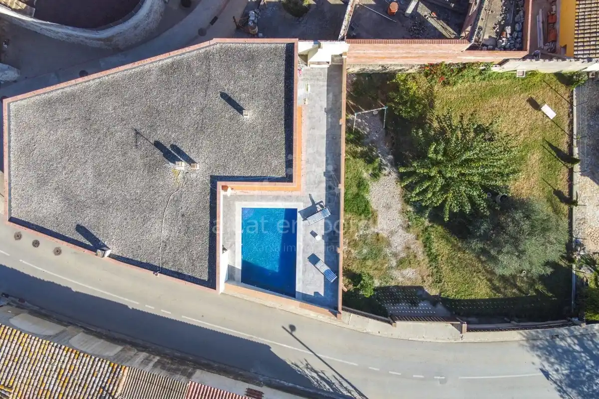 En Santa Llogaia, privacidad, luz natural, espacio al aire libre, 396 m2 útiles y 400 m2 de terreno 100% edificable.