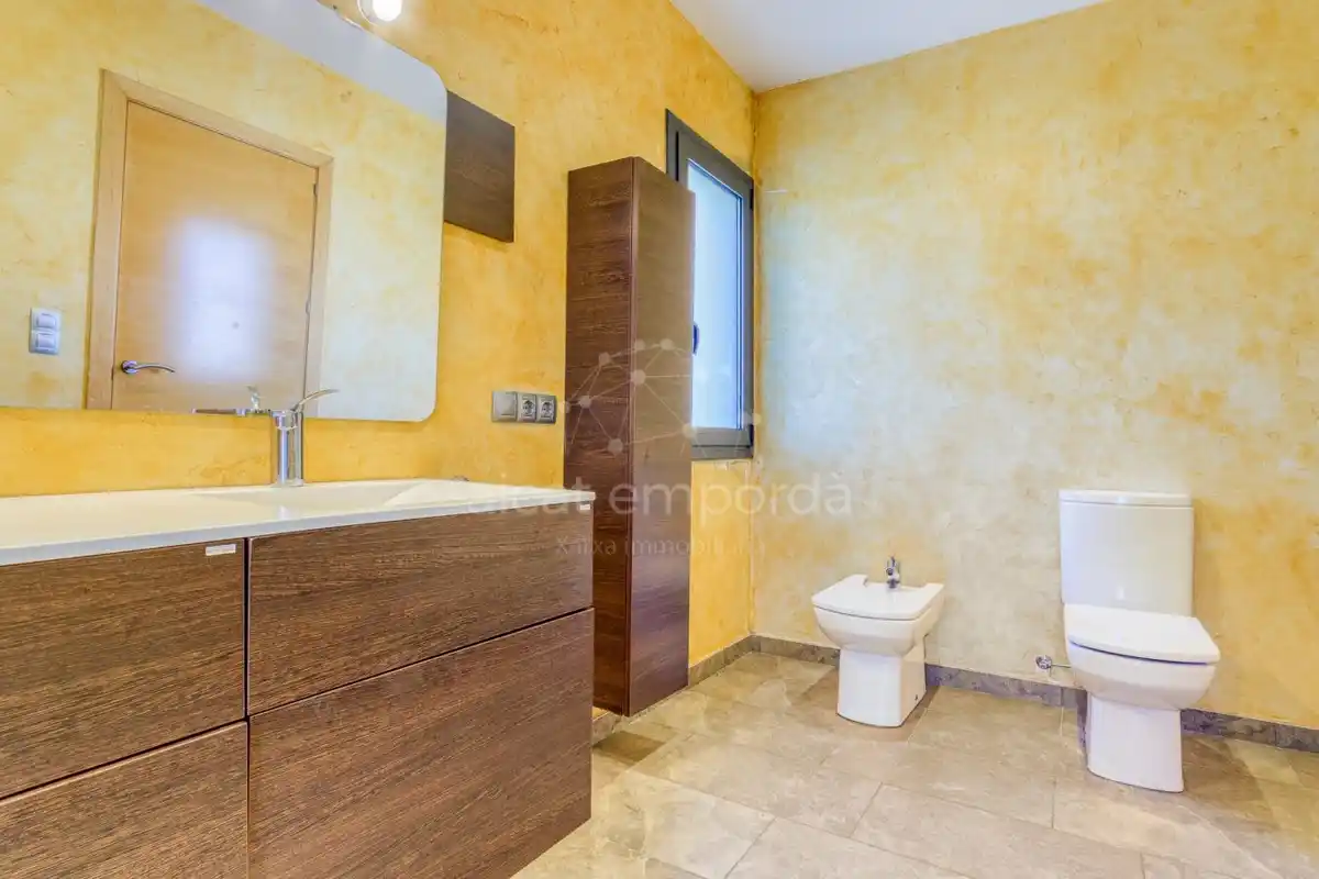 En Santa Llogaia, privacidad, luz natural, espacio al aire libre, 396 m2 útiles y 400 m2 de terreno 100% edificable.