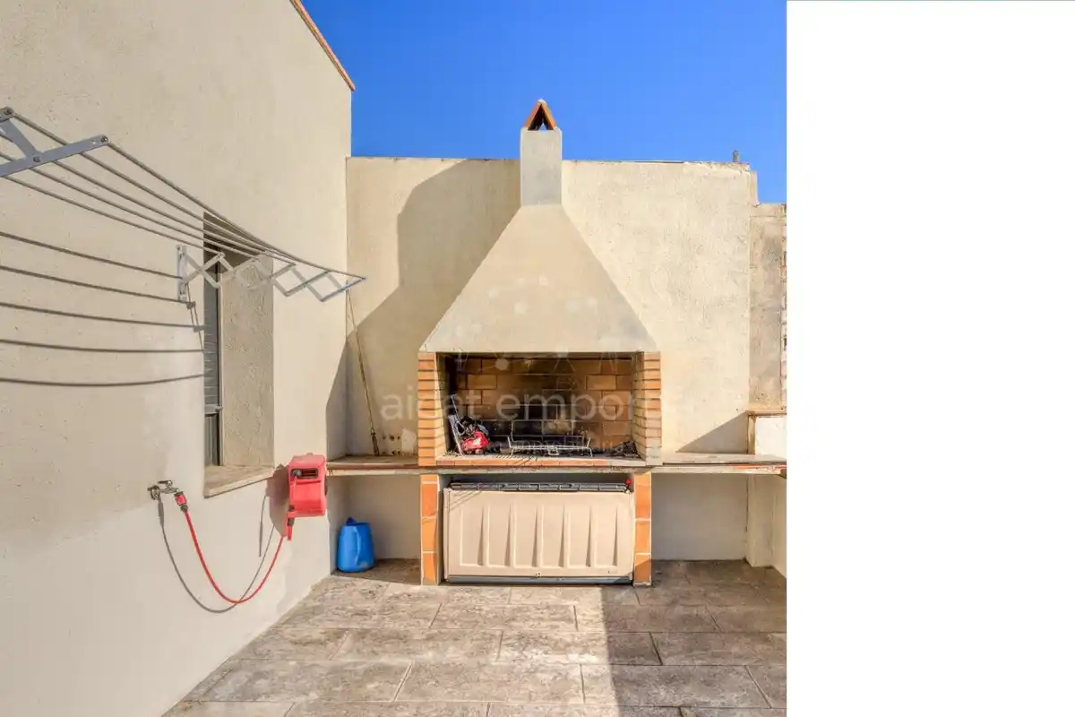 En Santa Llogaia, privacidad, luz natural, espacio al aire libre, 396 m2 útiles y 400 m2 de terreno 100% edificable.