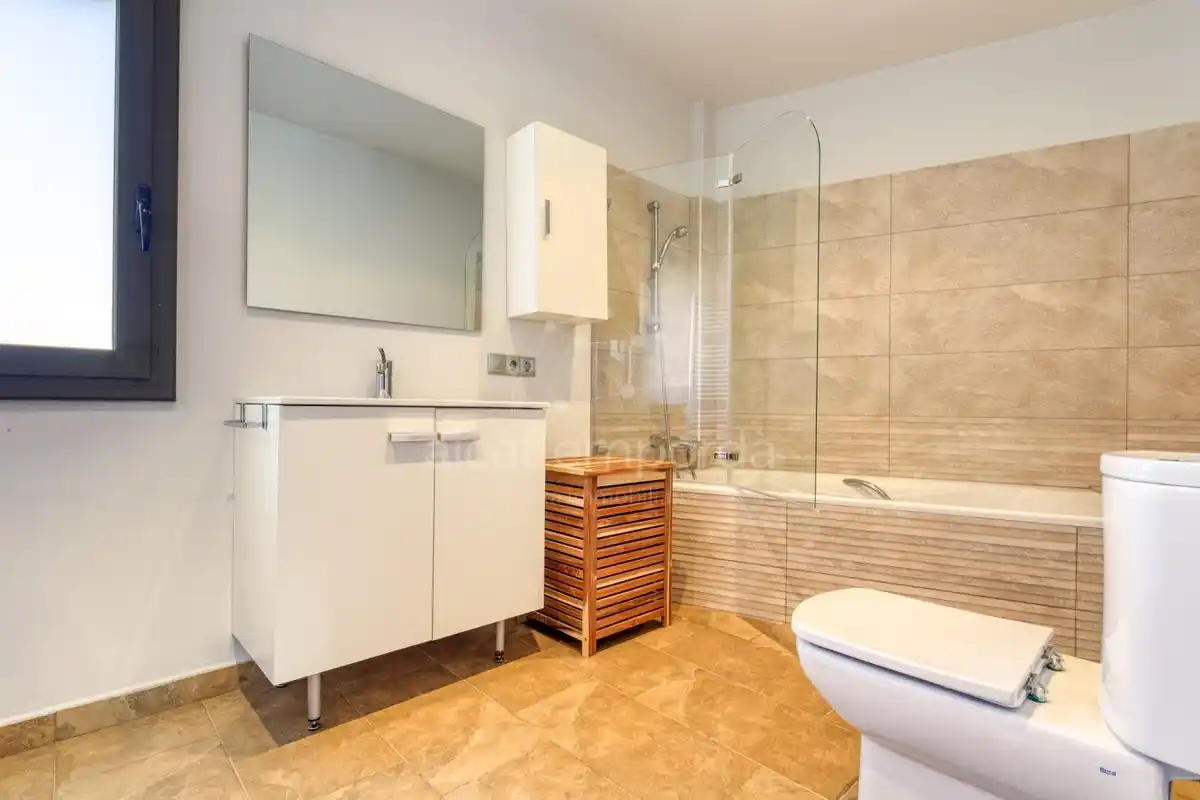 En Santa Llogaia, privacidad, luz natural, espacio al aire libre, 396 m2 útiles y 400 m2 de terreno 100% edificable.