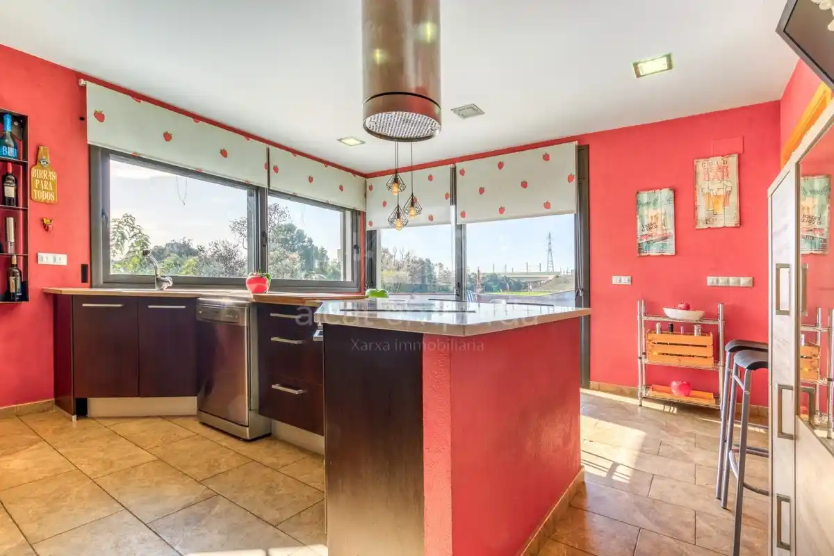 En Santa Llogaia, privacidad, luz natural, espacio al aire libre, 396 m2 útiles y 400 m2 de terreno 100% edificable.