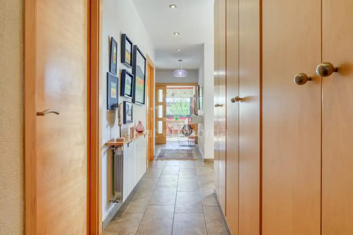 En Santa Llogaia, privacidad, luz natural, espacio al aire libre, 396 m2 útiles y 400 m2 de terreno 100% edificable.