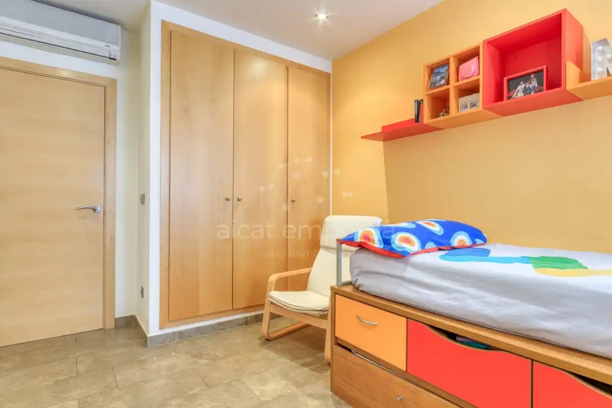 En Santa Llogaia, privacidad, luz natural, espacio al aire libre, 396 m2 útiles y 400 m2 de terreno 100% edificable.