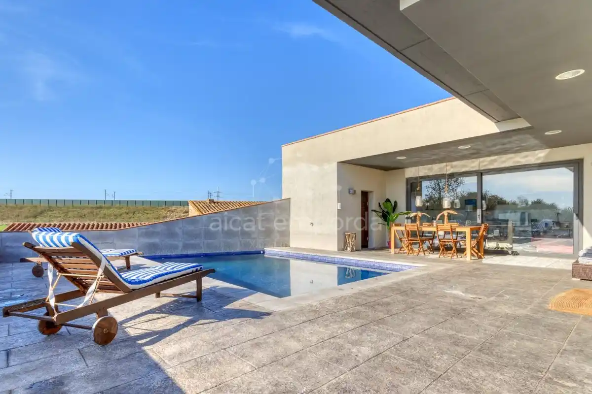 En Santa Llogaia, privacidad, luz natural, espacio al aire libre, 396 m2 útiles y 400 m2 de terreno 100% edificable.