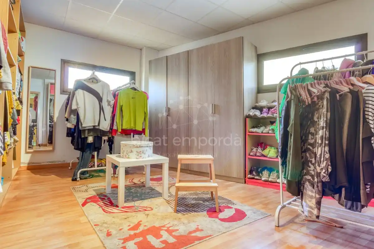 En Santa Llogaia, privacidad, luz natural, espacio al aire libre, 396 m2 útiles y 400 m2 de terreno 100% edificable.