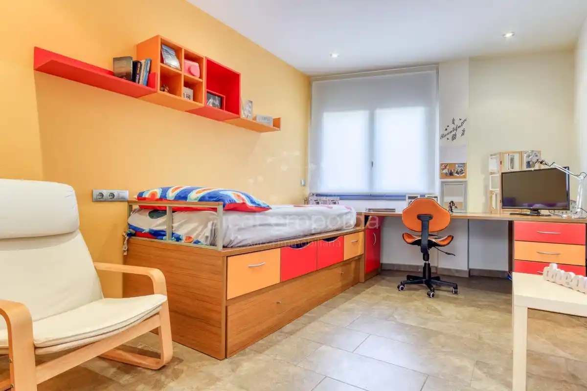 En Santa Llogaia, privacidad, luz natural, espacio al aire libre, 396 m2 útiles y 400 m2 de terreno 100% edificable.