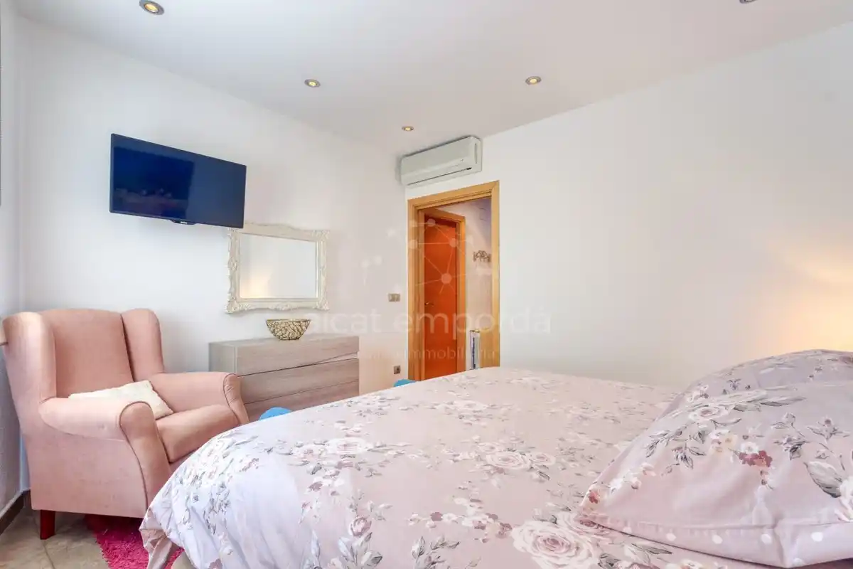 En Santa Llogaia, privacidad, luz natural, espacio al aire libre, 396 m2 útiles y 400 m2 de terreno 100% edificable.