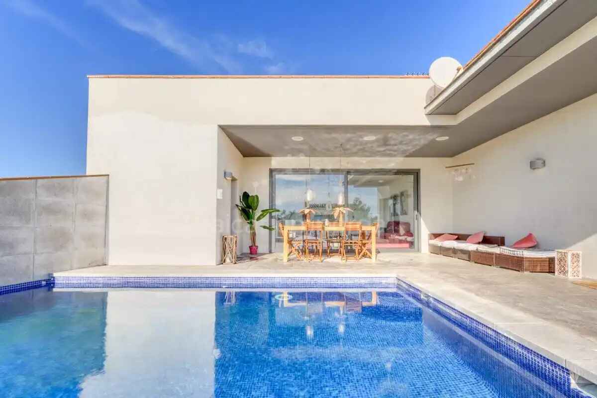 A Sta Llogaia privacitat, llum natural, espai a l’aire lliure,  396 m2 útils més 400 m2 de terreny 100% edificable.