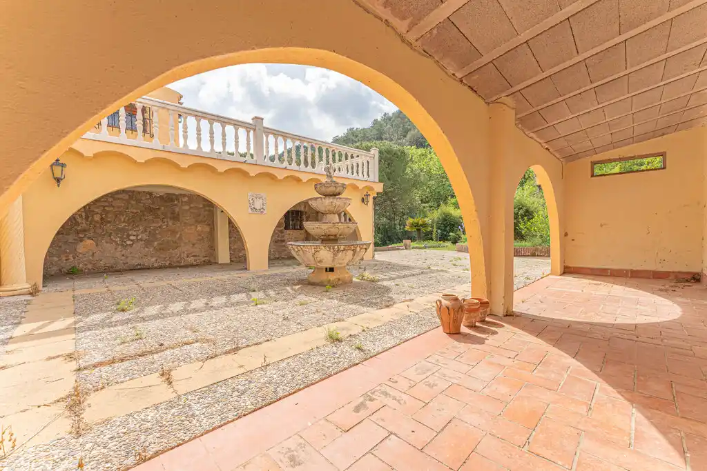 Amplia masía en venta (Cabanelles)