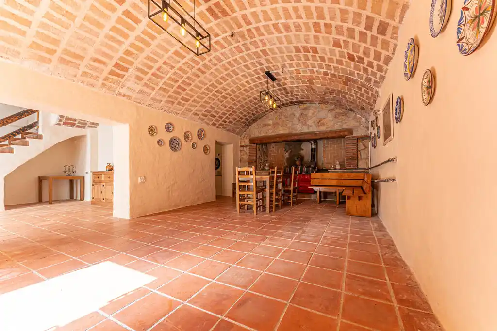 Amplia masía en venta (Cabanelles)
