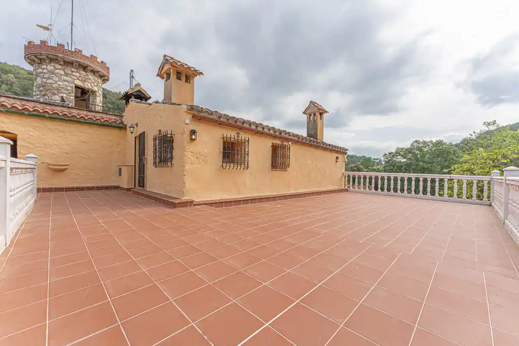 Amplia masía en venta (Cabanelles)