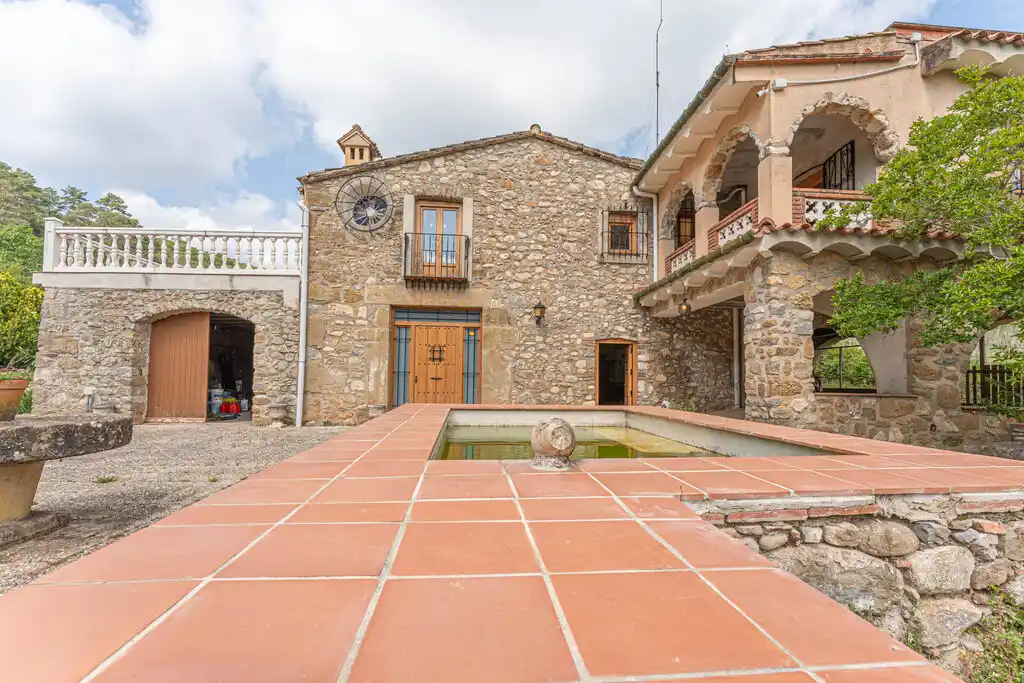 Amplia masía en venta (Cabanelles)