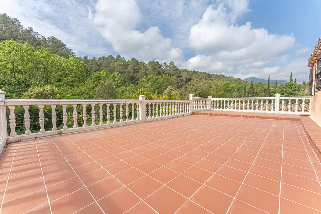 Amplia masía en venta (Cabanelles)