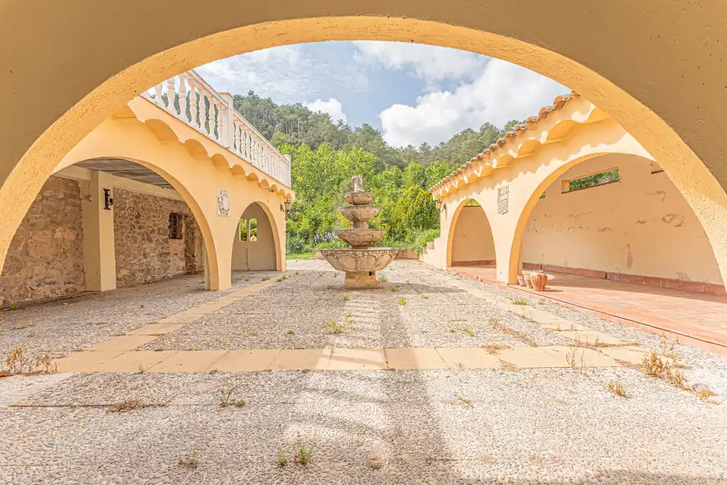 Amplia masía en venta (Cabanelles)