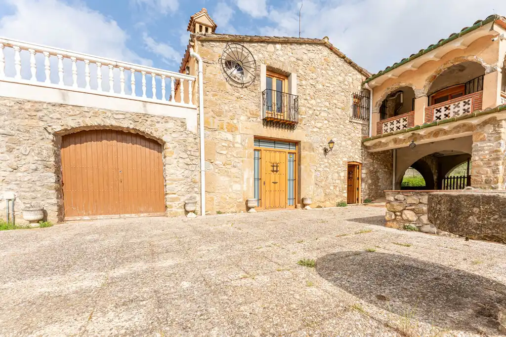 Amplia masía en venta (Cabanelles)