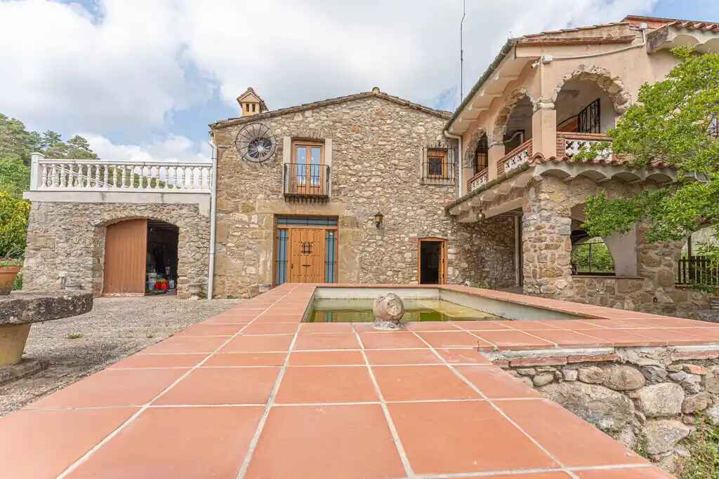 Large farmhouse for sale (Cabanelles)
