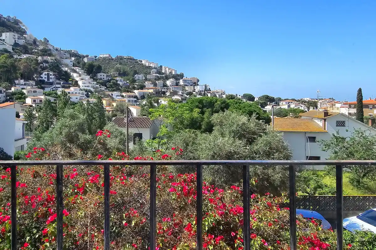 Gran apartamento de 3 dormitorios con bonitas vistas a la montaña a minutos de la playa.