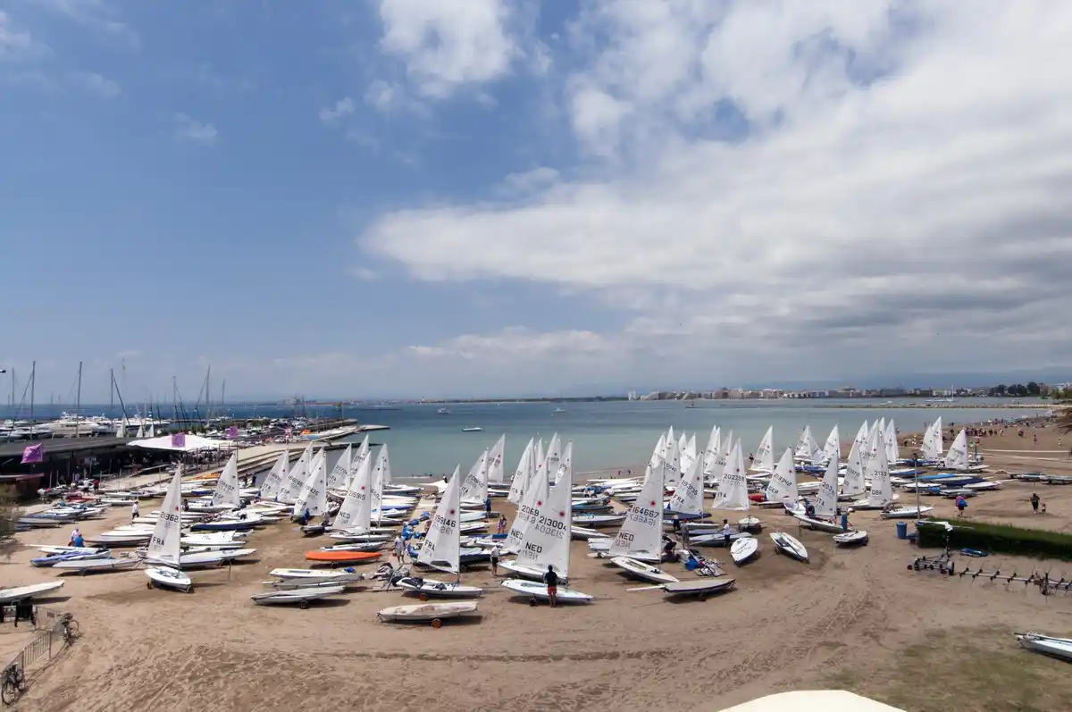 Gran apartamento de 3 dormitorios con bonitas vistas a la montaña a minutos de la playa.