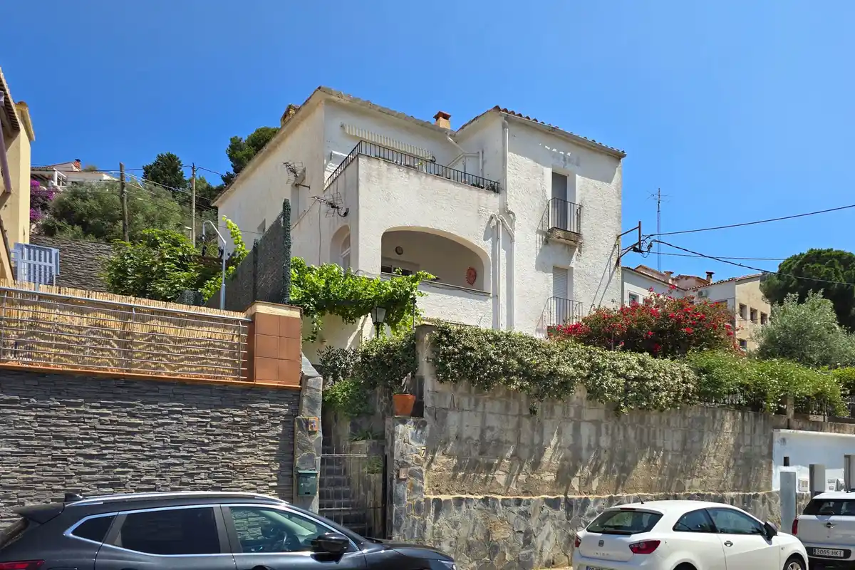 Gran apartamento de 3 dormitorios con bonitas vistas a la montaña a minutos de la playa.