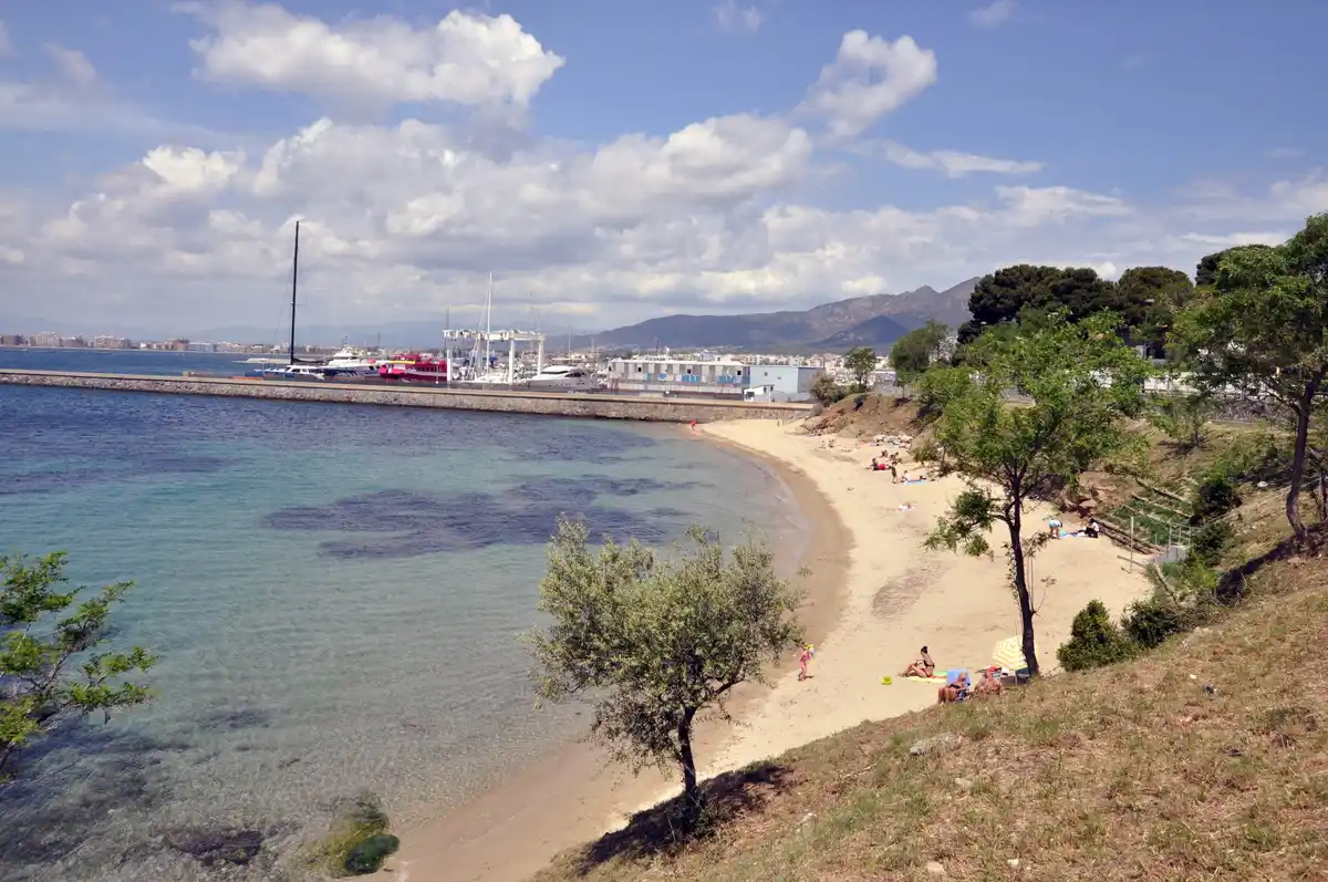 Gran apartamento de 3 dormitorios con bonitas vistas a la montaña a minutos de la playa.