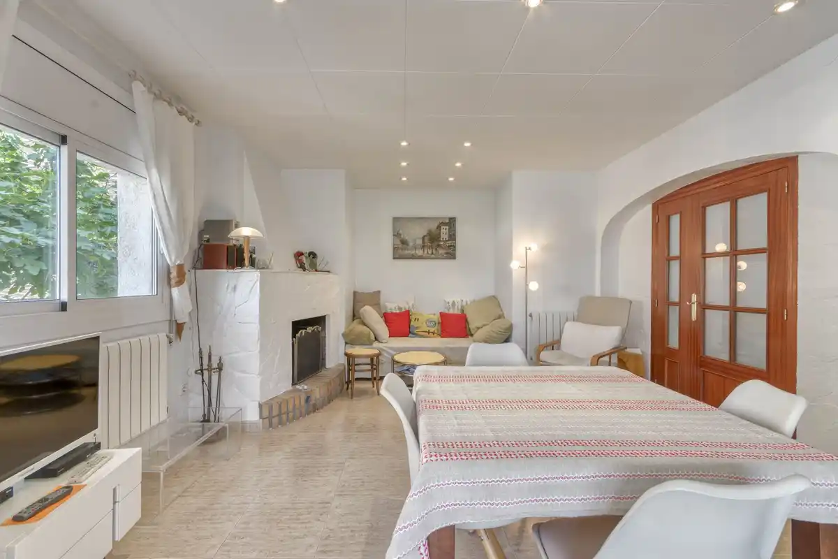 Gran apartamento de 3 dormitorios con bonitas vistas a la montaña a minutos de la playa.