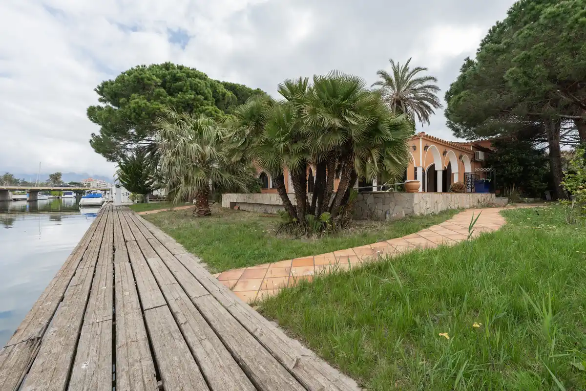 Exclusividad, amplitud y encanto en una de las mejores zonas de Empuriabrava.