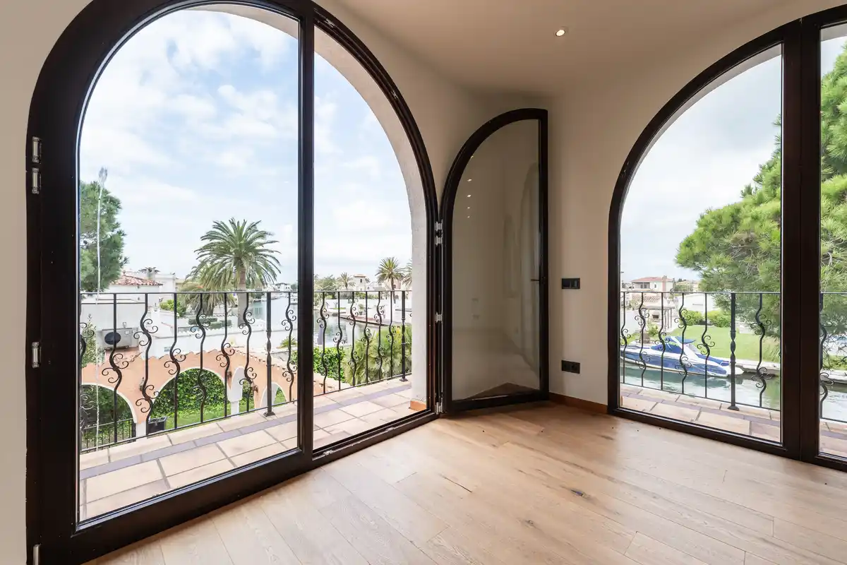 Exclusividad, amplitud y encanto en una de las mejores zonas de Empuriabrava.