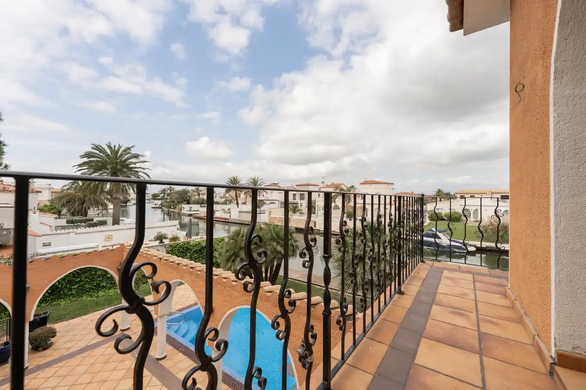 Exclusividad, amplitud y encanto en una de las mejores zonas de Empuriabrava.