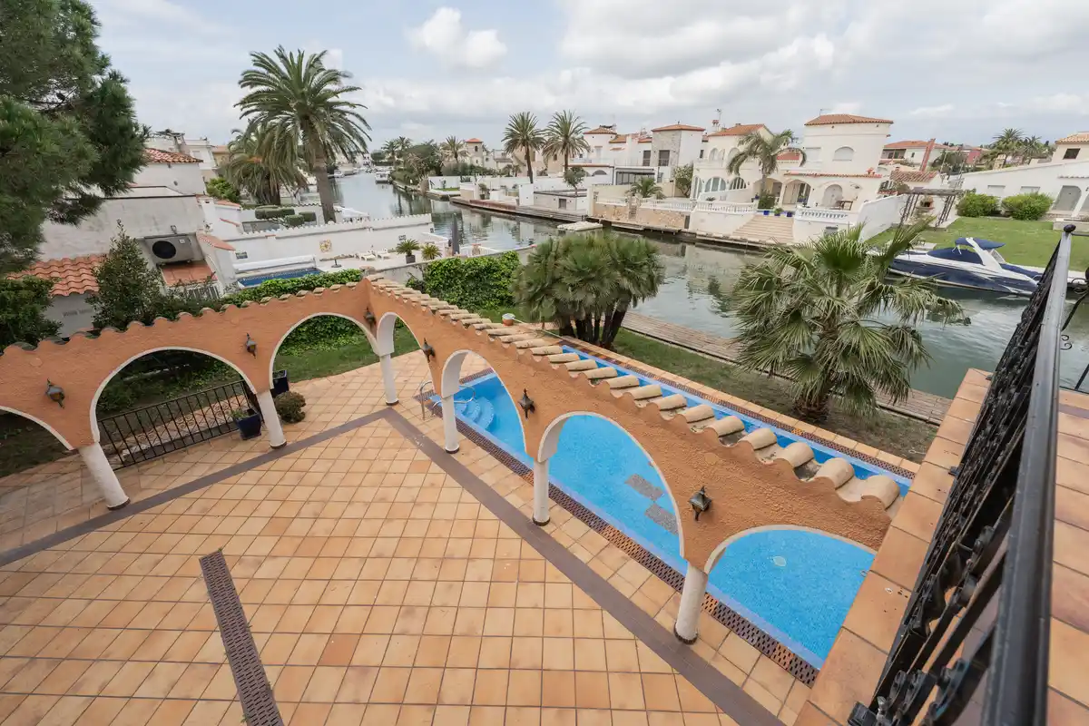 Exclusividad, amplitud y encanto en una de las mejores zonas de Empuriabrava.