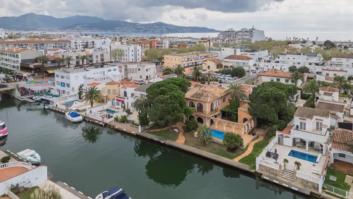 Exclusividad, amplitud y encanto en una de las mejores zonas de Empuriabrava.