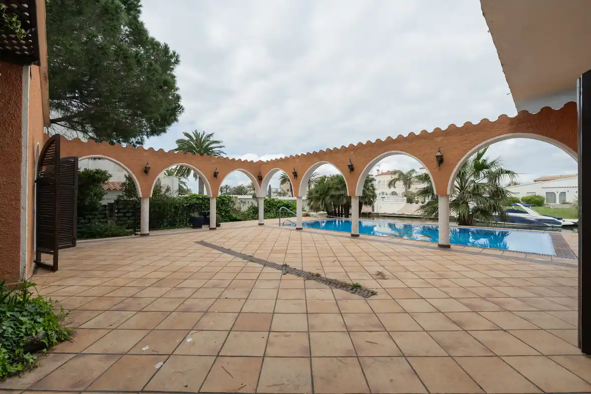 Exclusividad, amplitud y encanto en una de las mejores zonas de Empuriabrava.