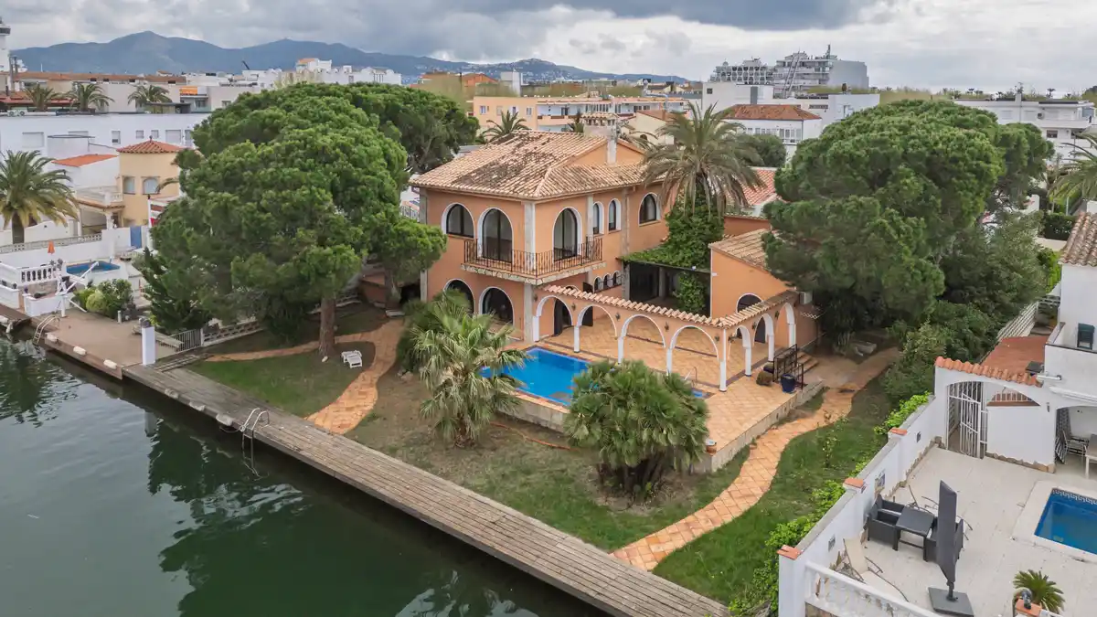Exclusividad, amplitud y encanto en una de las mejores zonas de Empuriabrava.