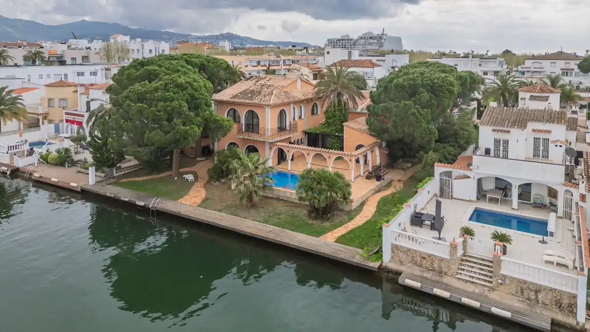 Exclusividad, amplitud y encanto en una de las mejores zonas de Empuriabrava.