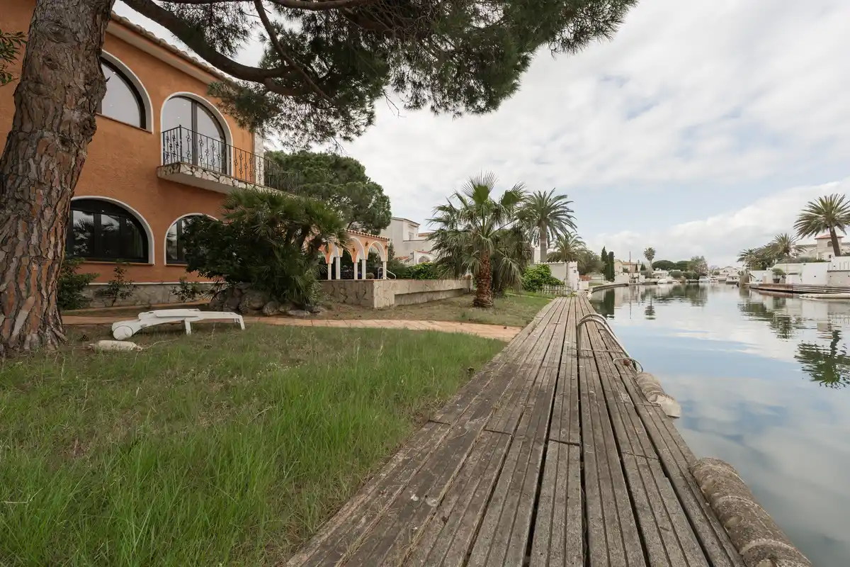 Exclusividad, amplitud y encanto en una de las mejores zonas de Empuriabrava.