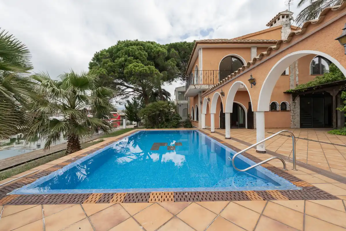 Exclusividad, amplitud y encanto en una de las mejores zonas de Empuriabrava.