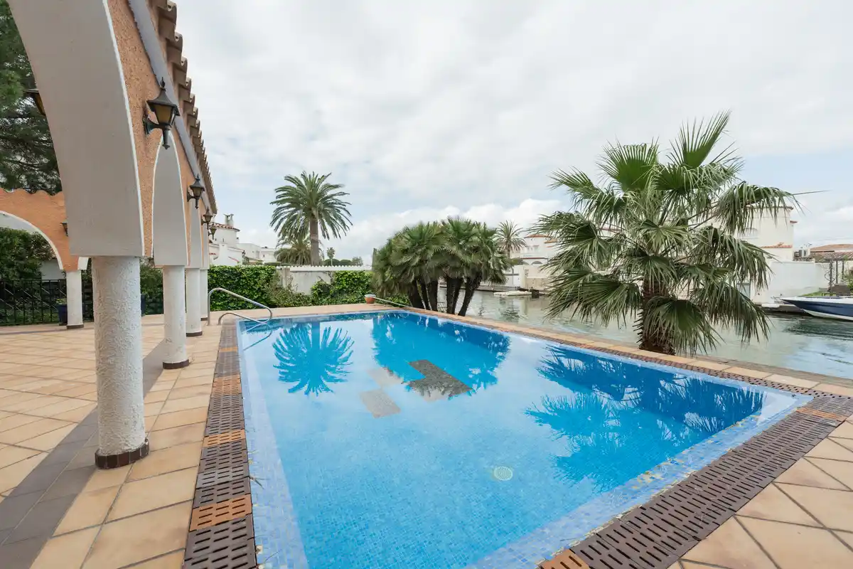 Exclusividad, amplitud y encanto en una de las mejores zonas de Empuriabrava.