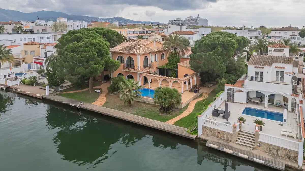 Exclusividad, amplitud y encanto en una de las mejores zonas de Empuriabrava.