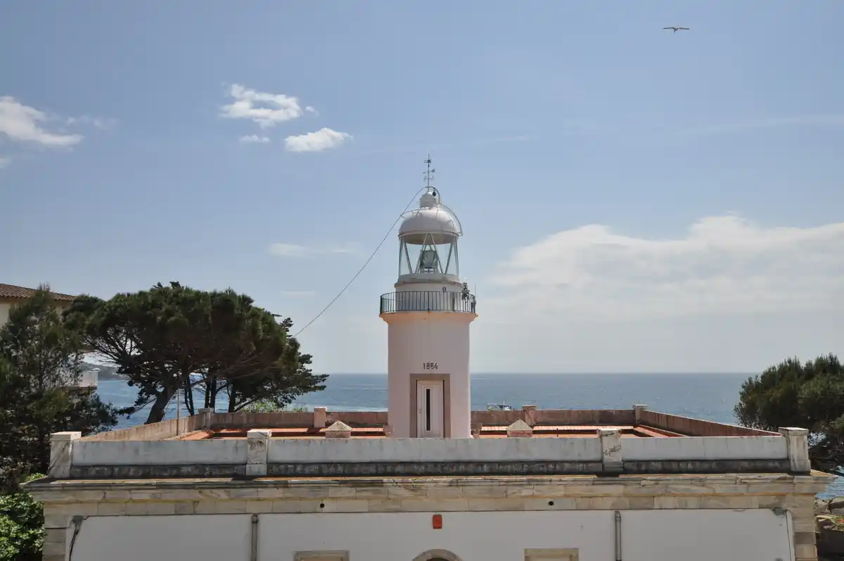 Luminoso piso con vistas al mar en el Faro de Roses
