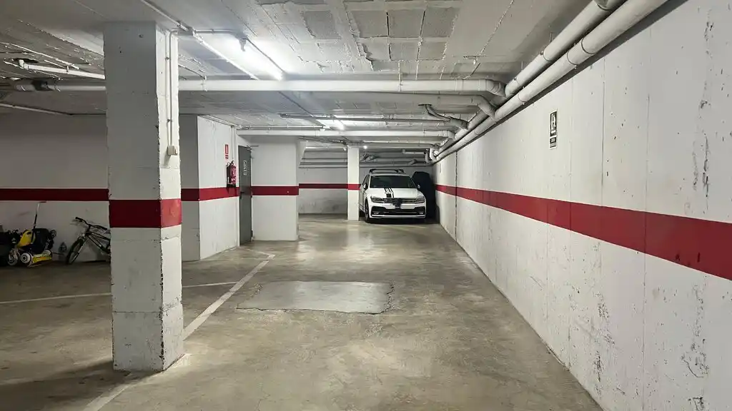 Amplia plaza de parking en venta (Figueres centro)