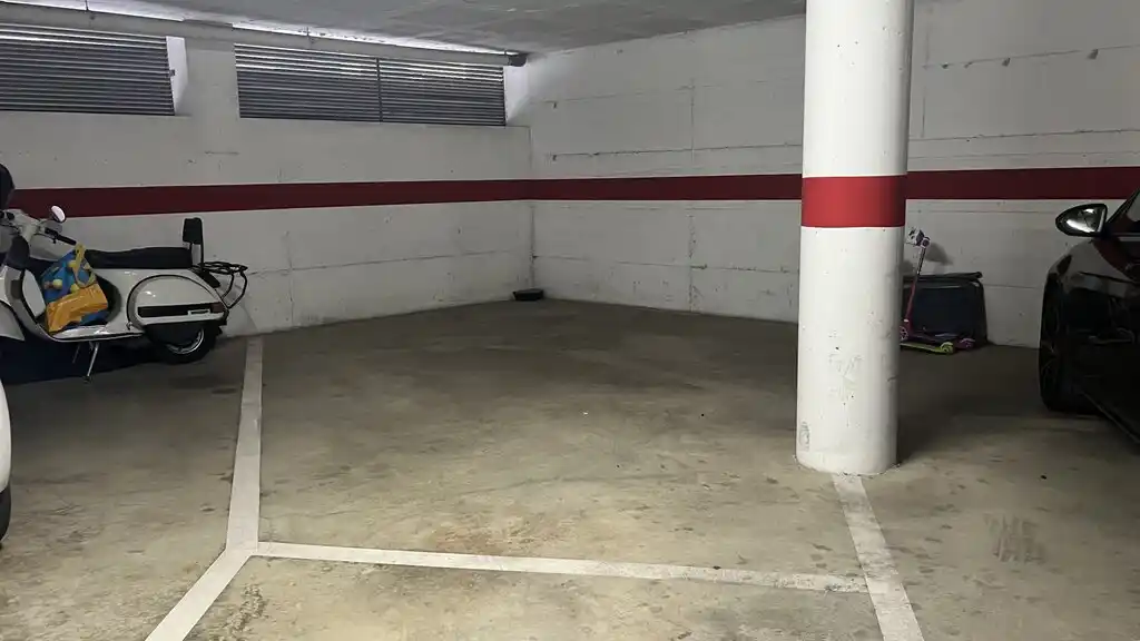Amplia plaza de parking en venta (Figueres centro)
