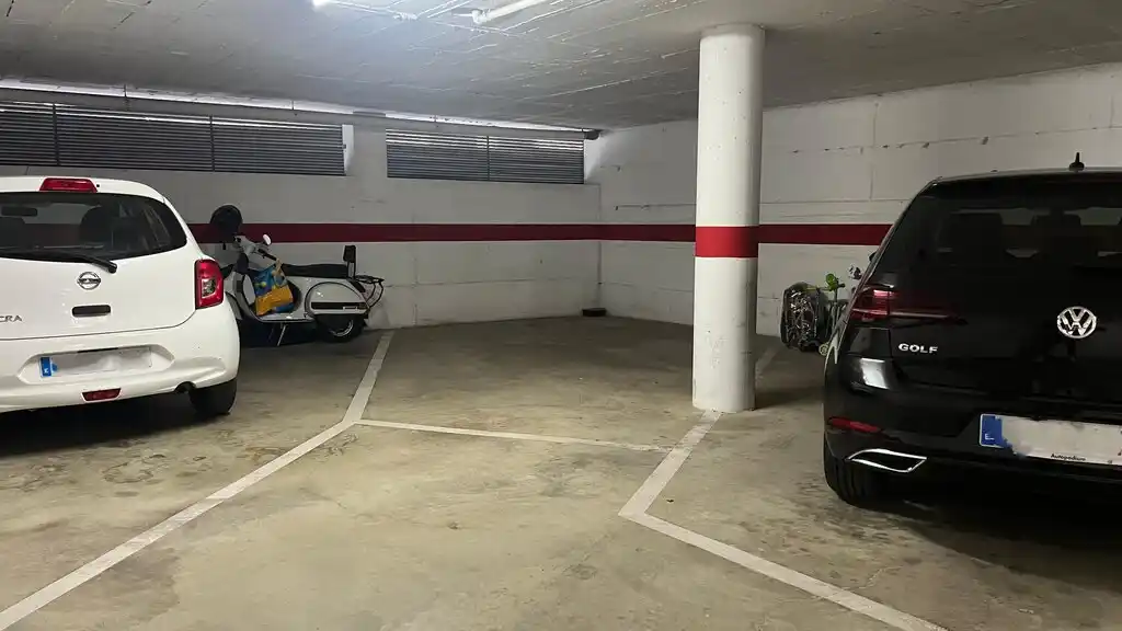 Amplia plaza de parking en venta (Figueres centro)