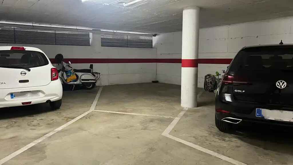 Àmplia plaça de pàrquing en venda (Figueres centre)