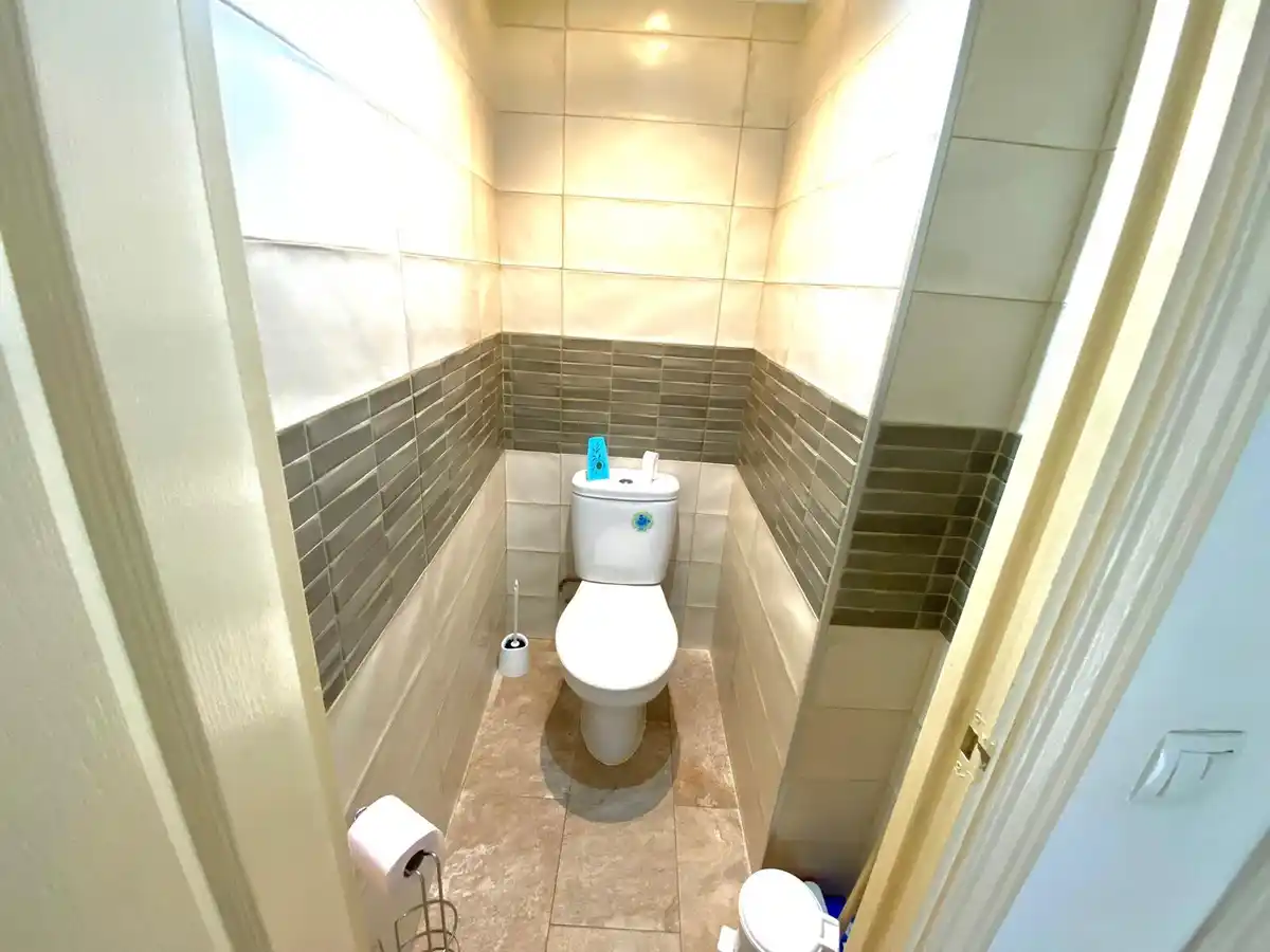 Apartamento totalmente reformado con terraza y vistas al canal en Empuriabrava.