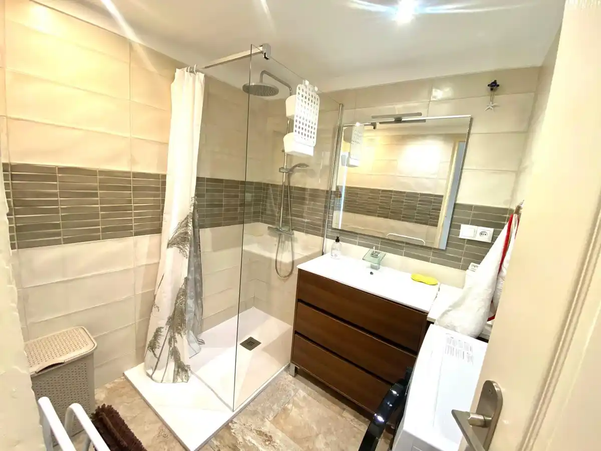Apartamento totalmente reformado con terraza y vistas al canal en Empuriabrava.