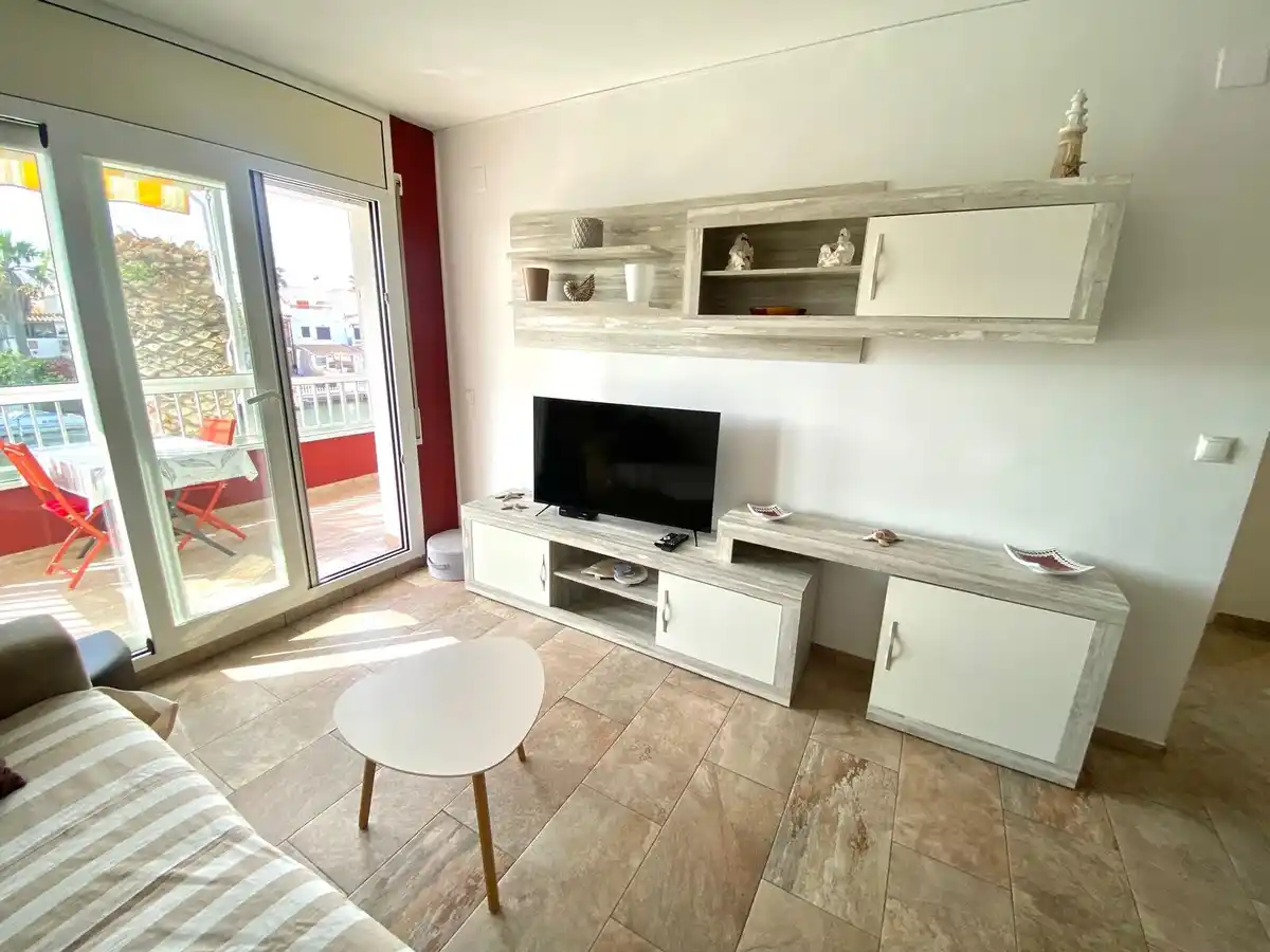 Apartamento totalmente reformado con terraza y vistas al canal en Empuriabrava.