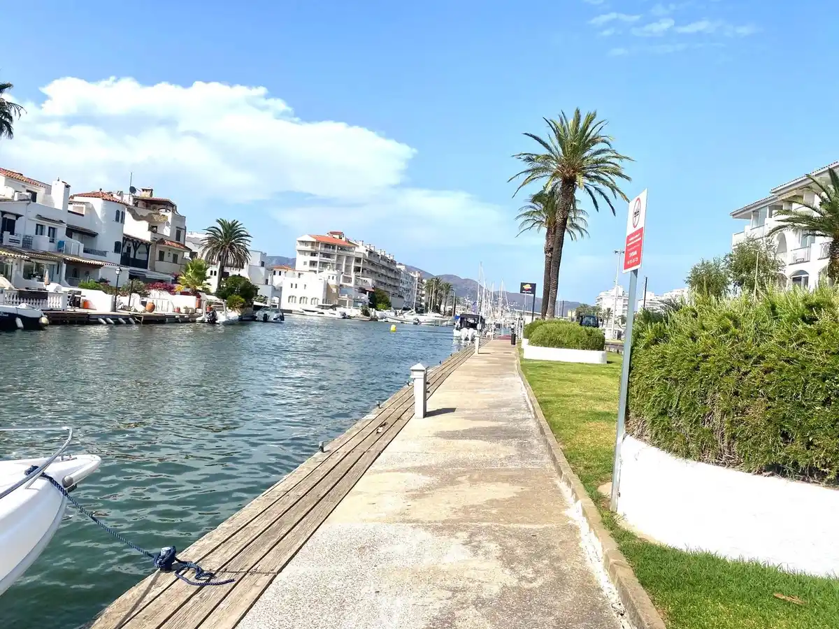 Apartamento totalmente reformado con terraza y vistas al canal en Empuriabrava.