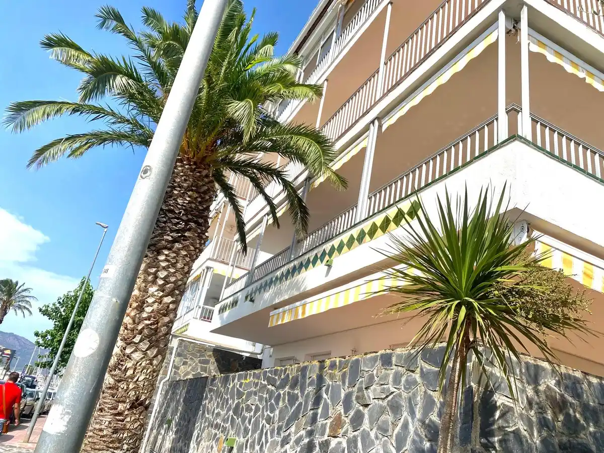 Apartamento totalmente reformado con terraza y vistas al canal en Empuriabrava.