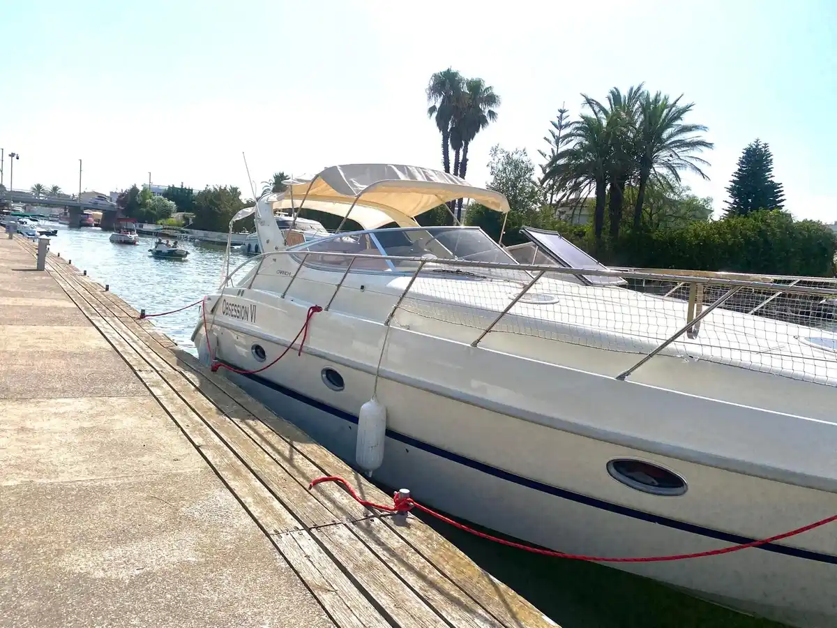Apartamento totalmente reformado con terraza y vistas al canal en Empuriabrava.